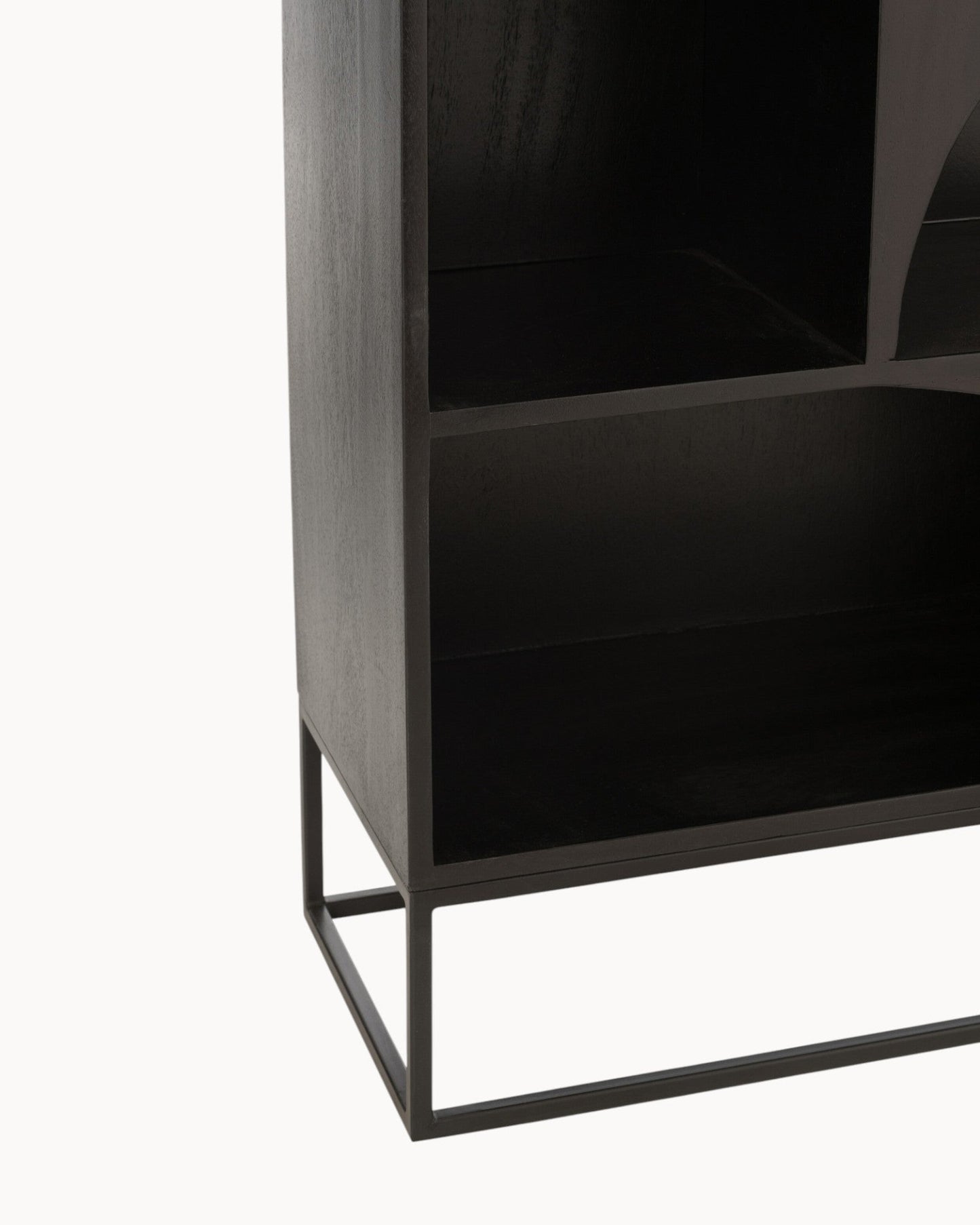Regal Mode – 168 cm Tall Mango Wood and Black MDF Display Unit