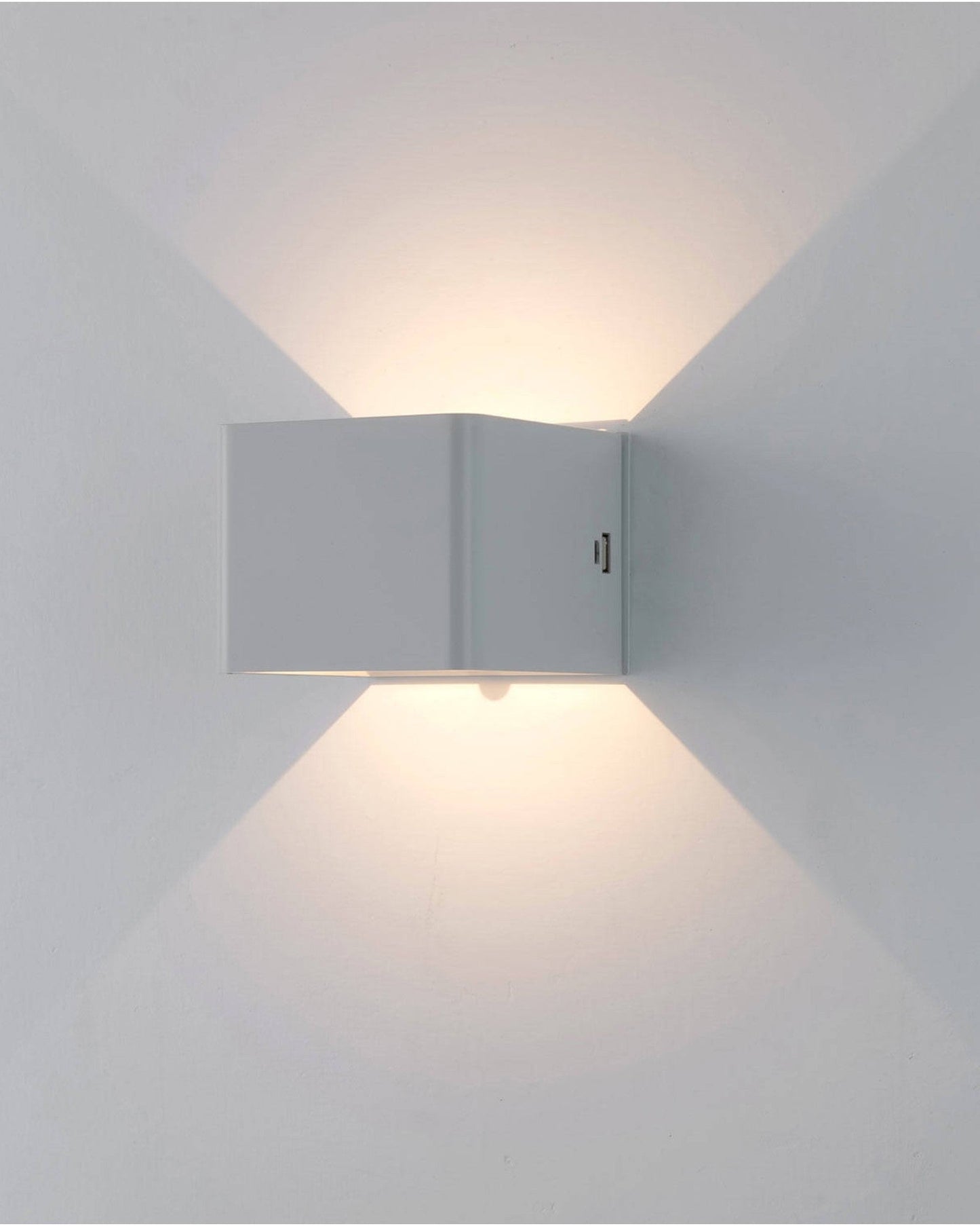 Versatile LED Wall Light with Motion Sensor – Rechargeable via USB-C