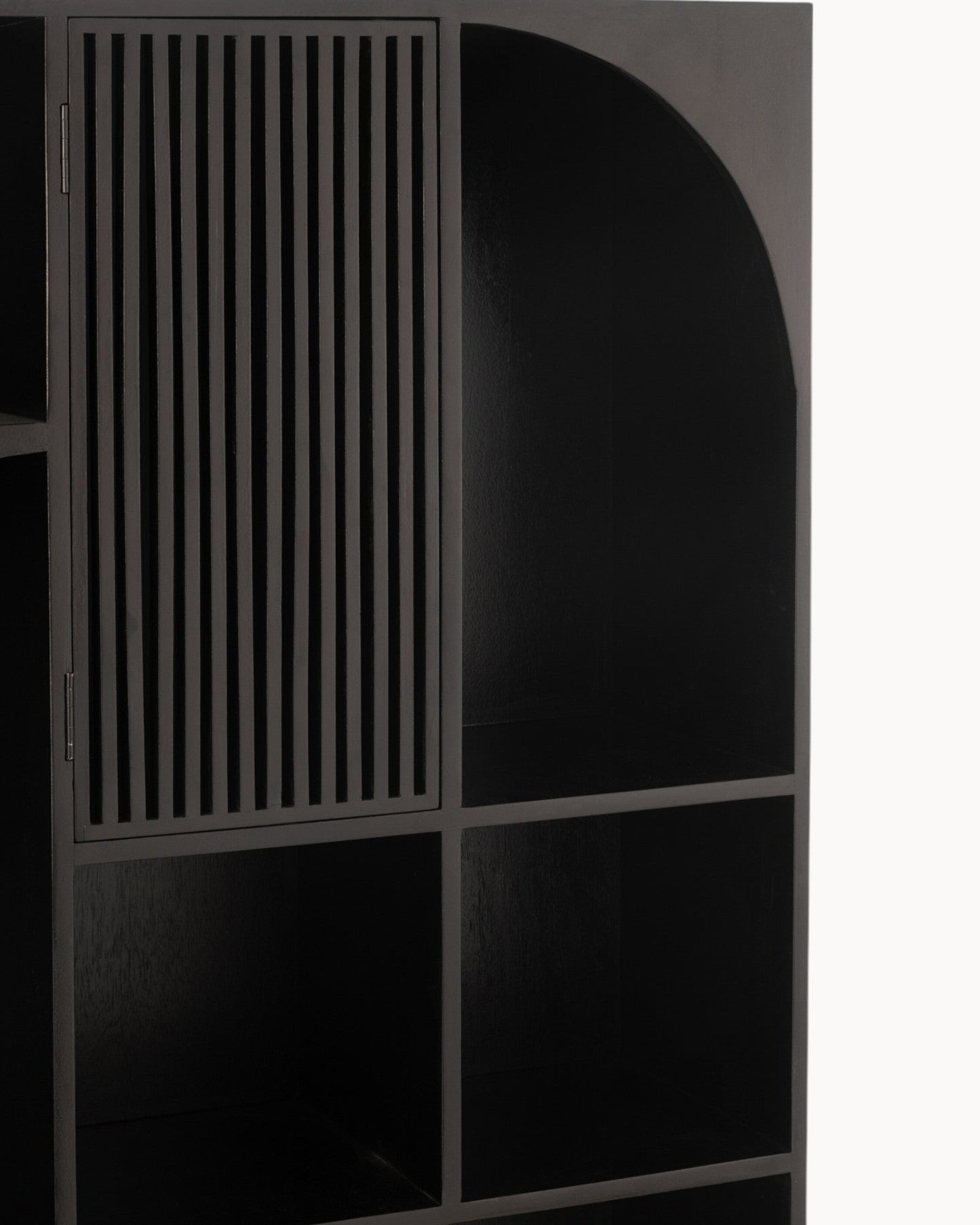 Regal Mode – 168 cm Tall Mango Wood and Black MDF Display Unit
