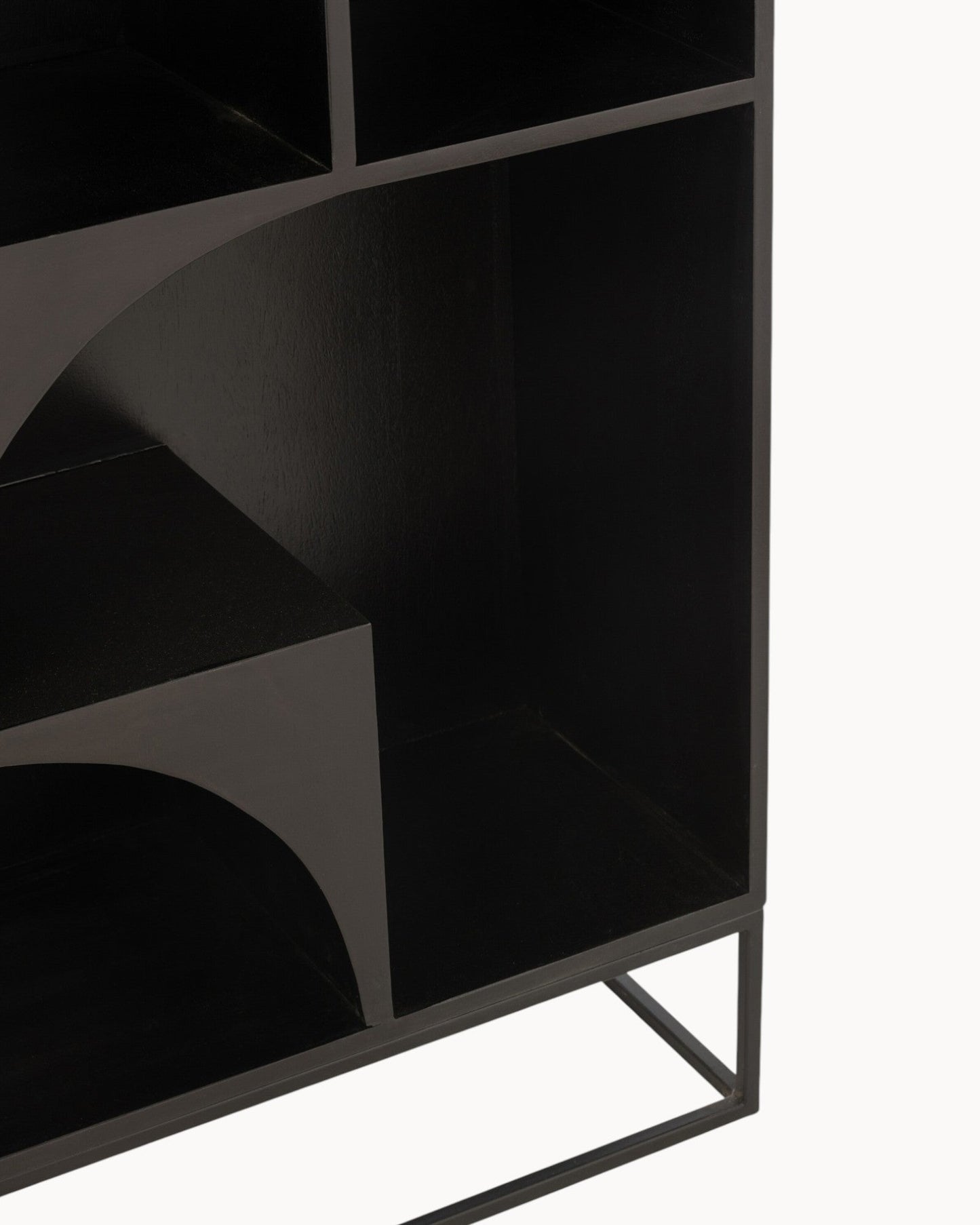 Regal Mode – 168 cm Tall Mango Wood and Black MDF Display Unit